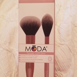 NEW in box. MODA powder and soft glow brushes.